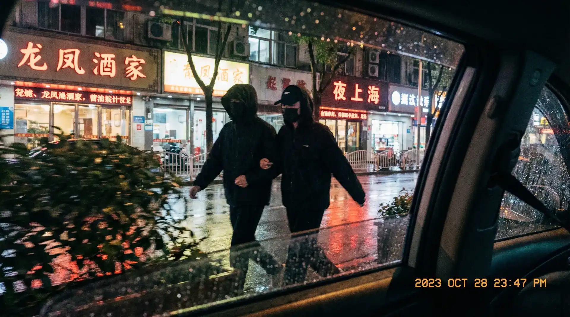两个人一前一后进行攻击 - 顶流明星深夜密会现场抓拍照片
